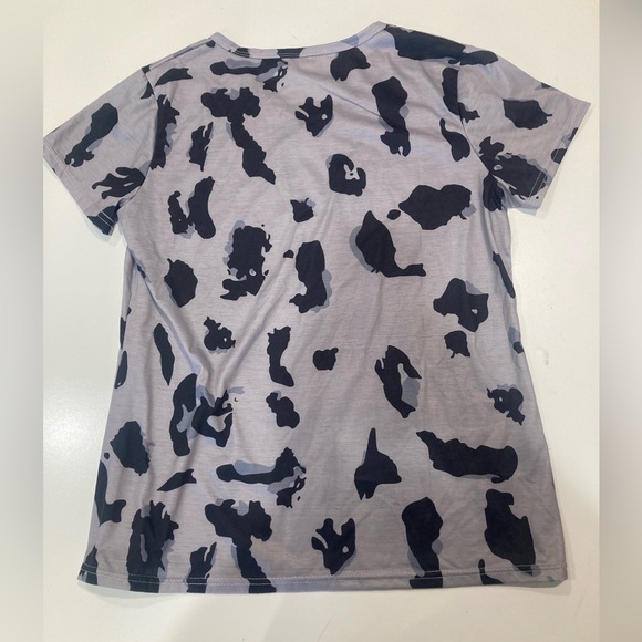 Gray Leopard Print V-Neck T-Shirt - Picture 3 of 3